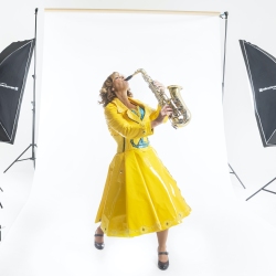Anna-Bromee-med-saxofon-FOTO-Gustav_Grall